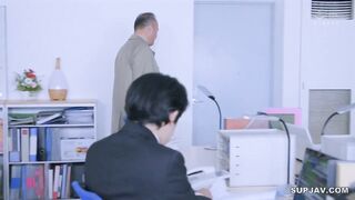 【モザイク破壊】JUR-365 人妻秘書、汗と接吻に満ちた社長室中出し性交 ‘友田真希’遂に活動再開―。『秘書』×『MONROE』夢のコラボ実現…