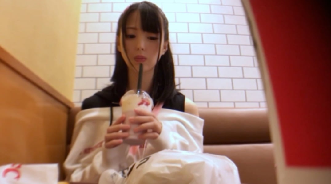 FC2-PPV-4793671 史上最可愛的18歲女大學生。愛液淋漓盡致地潮吹高潮，卻因中出而暴怒陷入恍惚狀態。