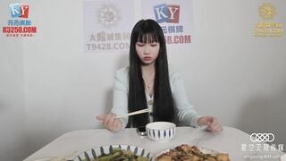 星空传媒XKVP130 在兄弟面前操控跳蛋调教小母狗 珠珠