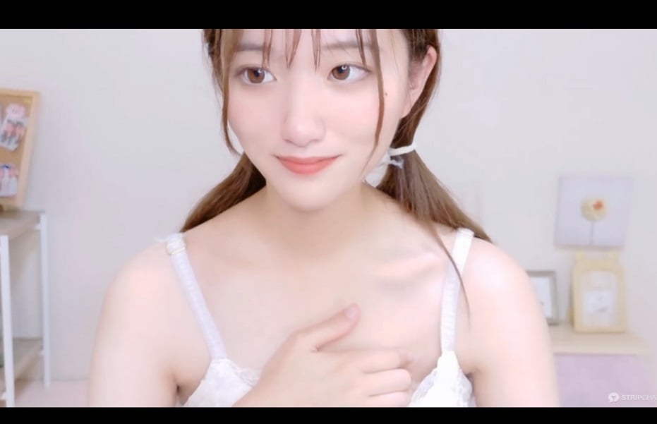 FC2-PPV-4799244 向你大膽展示開腿的清純白皙黑髮少女