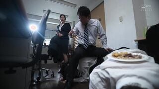 JUR-545C 「アンタの奥さん、最高だったよ」 3ヶ月で辞めた新入社員の退職届に書かれた想定外のNTR話 椎名ゆな