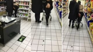 Twitterの有名人の寝取られ神が、中国の大型スーパーマーケットで美しい妻を掃除機に連れて行き、他の男たちに彼女のお尻を触らせたり、駐車場でセックスさせたりした。
