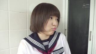 SW-699 巨乳なうえにいつもノーブラだから下乳ぷるぷるが気になるし、ニーハイ絶対領域もプニプニだから揉みたい！エッチしたい！女子○生もその気になってマ○コにチ○ポを入