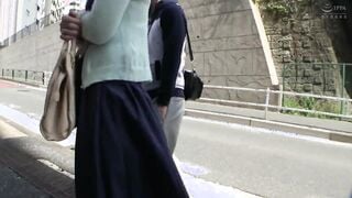 DVMM-320 一般男女モニタリングAV マジックミラーの向こうには愛する旦那！夫自慢の美人すぎる清楚妻へ初めての大量顔面ぶっかけ！溜まりにたまった濃厚精子を浴びせられ