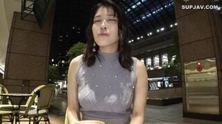 259LUXU-1864 「最近、主人との距離感に迷いがあって…」 揺らぐ夫婦関係に答えを求めて訪れた大人女性。 豊かな包容力と品を纏う美麗人妻が、閉ざしていた想いをそっ