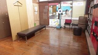 PIYO-225 銭湯で見知らぬおじさんのおちんちんをワザと勃起させてもてあそぶ痴女っ子たち。