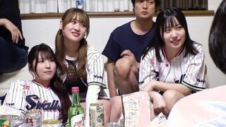 VRNC-061 ホームラン！野球観戦美少女ファン達と自宅で秘密のナイトゲーム！【こいろ/もか/まゆ/みずき】Ver.まゆ＆みずき