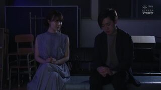 IPZZ-751 同窓会の夜、酔った勢いで懐かしの母校へ 俺のことをずっと好きだった2人の幼馴染と 一夜限りの奪い合い背徳不倫 西宮ゆめ miru