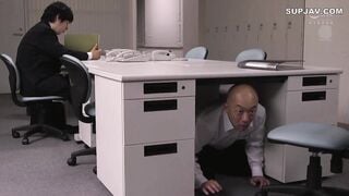 【モザイク破壊】JUY-979 転職先の年下女上司に勤務中ずっと弄ばれ続けている新人の僕 深田えいみ