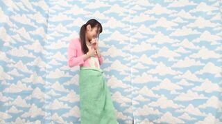 IENE-800 新宿で見つけたミニマムで無垢なお嬢さんに18cmメガチ○ポを素股してもらったらこんなヤラしい事になりました。