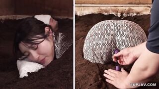 【モザイク破壊】SGKI-059 美人CA（既婚者）限定 砂風呂に埋まって身動きできない〇淫NTR拘束マッサージ 横が見えない状態で、隣に夫が居るのにイッてもイッても止め