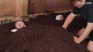 【モザイク破壊】SGKI-059 美人CA（既婚者）限定 砂風呂に埋まって身動きできない〇淫NTR拘束マッサージ 横が見えない状態で、隣に夫が居るのにイッてもイッても止め