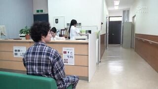 SW-735 「彼氏が寝てる横で元気チ○ポ入れてください（ハート）」入院中の彼氏とヤレず性欲もて余し、同じ病室の患者をパンチラ誘惑して勃起したチ○コをカーテン越しにハメハ