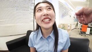 SMOK-029 【お漏らしセクハラ】残業中のオフィスで二人きり、 媚利尿剤で早漏敏感化した若手ま○こを刺激して何度も失禁イキさせられるデカ尻部下OL 皆月ひかる