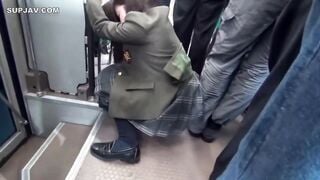 [Mosaic Destruction] SW-197 Skirt mini seorang pelajar sekolah diselak dan seluar dalamnya terdedah dalam kereta yang sesak berulang-alik ke sekolah! Saya mengambil kesempatan untuk menekan zakar saya yang sedang tegang padanya, dan ia jatuh ke dalam cela