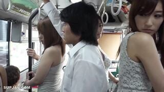 【モザイク破壊】SW-365 モテた経験がない男子校生が乗り込んだバスは周りがイイ匂いのする人妻だらけ！揺れる度にデカ尻やボインに触れ爆発寸前！6人の奥様も思春期チ●ポに