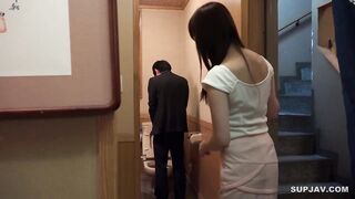 【モザイク破壊】SW-400 同窓会で会った憧れの彼女は人妻になっていた。旦那と上手くいってないのか彼女いない歴30年の僕のチ●コを机の下で握りしめて放さない。みんなの目