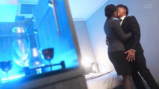 STARS-979C-U 美人ホテリエの隠れた趣味は、妻や恋人がいるお客様を囁き淫語で誘惑して寝取ることです。 神木麗