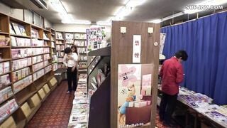 【モザイク破壊】SW-428 本屋で勉強漬けの男子学生にエロ本見せつけたイケない人妻。「刺激になれていないビン勃ち童貞チ○ポが欲しかったんです」自分のカラダを押し付けて店