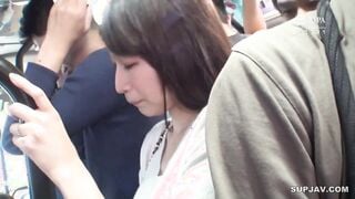 【モザイク破壊】SW-525 満員バスで出会ったクソエロい人妻！夫が横に居るのにムチムチ尻を僕の股間に押しつけてきて思わず勃起ちゃたよ。チ○コを握りしめスリルを楽しんでい