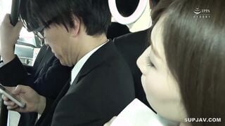 【モザイク破壊】SW-554 満員バスで夫が横にいるのにムッチリ尻を僕の股間に押しつけてきて勃起したチ○コを握って放さない！スリルに萌える奥さんと揺れる車内で奥まで入れち
