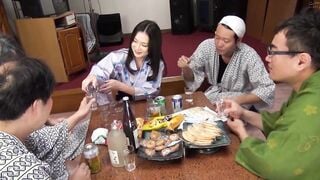 SAN-138 夫婦で温泉旅行に出かけたら夫が近くにいるのに知らない人にイヤらしいコトされました250分
