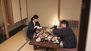 JUX-843 一泊二日の温泉旅行中、熟れたカラダと甘い視線で夫を誘惑し続ける人妻 白石すみれ
