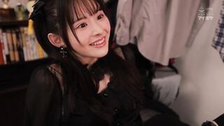 IPZZ-740C 10年ぶりに再会した幼馴染は今や国民的アイドルなのに童貞の僕を小悪魔パンチラ誘惑！？ 彼女の掌の上で転がされ続け2日間で10発も搾りとられました…