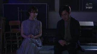 IPZZ-751C 同窓会の夜、酔った勢いで懐かしの母校へ 俺のことをずっと好きだった2人の幼馴染と 一夜限りの奪い合い背徳不倫 西宮ゆめ miru