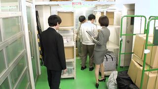NGOD-310 ちんれつの妻 本社勤務のバリキャリ妻が「陳列」作業中、倉庫の汗臭作業員たちの立派な極太巨根でヒィヒィ言わされてました… 那賀崎ゆきね