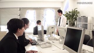【モザイク破壊】VEMA-239 童貞社員の度重なる失態を受けて社長が新設した女性一人だけの筆下ろし課 慣れない業務に才能を見出した人妻OL・友美はセックスの天才だった