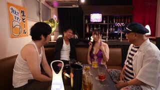 DLDSS-463 寄港した遠洋漁船の禁欲漁師たちと３日３晩、精子大漁抜かずの種付け乱交した新米スナックママ 小花のん