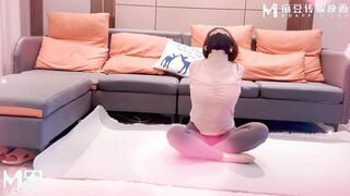 三只狼SZL-033 我的女邻居瑜伽老师竟然如此淫荡 客厅暴露极品身材主动勾引