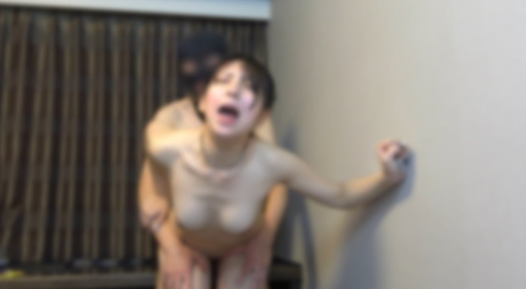 FC2-PPV-4834211 【2/10截止990點】【初次拍攝】※附特典　冷豔纖瘦的服裝店美女店員。被上翹陽具弄得面紅耳赤，反覆痙攣著喊著"不行～要去瞭！"。溼漉漉的