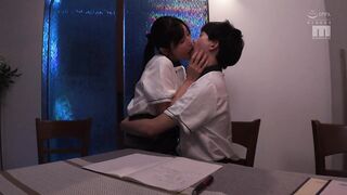 MIKR-066 パート先で見つけたうんと年下の男のコを甘やかし美魔女の接吻レクチャーで私好みに飼い慣らす 佐々木あき