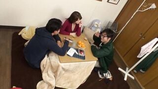 SCOP-492 弟の嫁にコタツの中で悪戯！弟が側にいるのにオマ●コを濡らして感じていたので寝取ってやった！！