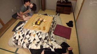 SCOP-492 弟の嫁にコタツの中で悪戯！弟が側にいるのにオマ●コを濡らして感じていたので寝取ってやった！！