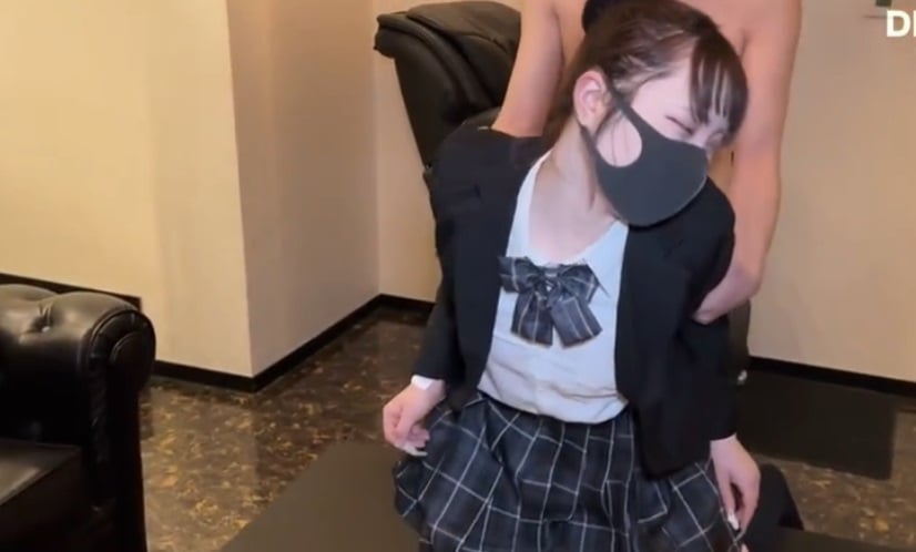 FC2-PPV-4839349 【無・初拍攝】清純18歲剛滿的色白小奶妹。穿著制服順勢被大叔灌入特濃精液 DIGITAL TATTOO