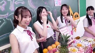 HUNTC-508 "สดสุดๆ! แล้วนักเรียนหญิงที่เพิ่งคัดมาล่ะ?" ร้านผลไม้เปิดแล้วที่คุณสามารถแชร์โต๊ะกับนักเรียนหญิงที่ร้านจำลองเทศกาลโรงเรียนได้! นักเรียนหญิงร่างอวบนั่งบนตักลูกค้า
