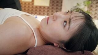 HUNTC-527 エビ反り絶頂スプラッシュ羞恥エステ！初めてのエステで緊張しているウブ女子が女性のカラダを知り尽くしたエロマッサージ師の指テクとチンポでまだまだ未熟なカ