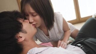 JUR-594C 汗ほとばしる人妻の圧倒的な腰振りで、僕は一度も腰を動かさずに中出ししてしまった。 小島みなみ