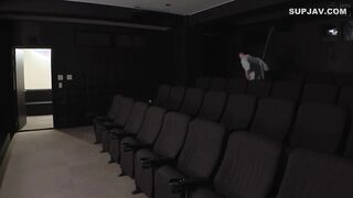 【モザイク破壊】HUNTC-480 平日昼間の映画館で客はボクとギャルだけ…。2 あんなに観たかった映画なのに…ずっと服の上からボクの乳首とチ○ポをいじくり倒してくるギャ