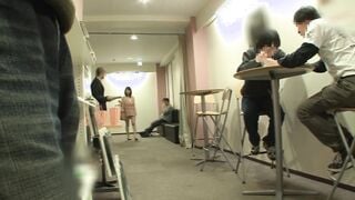 AP-056 映画の試写会だと思ってやってきた素人女性の前でAV上映！戸惑う女性…それを尻目に周りの男達が堂々と勃起チ○ポをシゴキだし、女性は更に動揺！大画面で流れるド迫