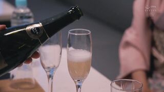 JUR-672 高級クラブの人妻、太客の汗と体液にまみれた、閉店後中出し枕営業―。 藤かんな