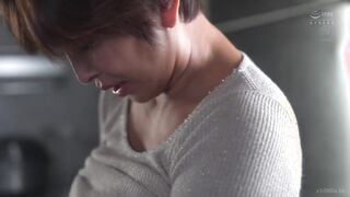ROE-472 最愛の母と 飲み交わした一夜。酒と潮吹きに溺れて大人になった僕。 桐岡さつき