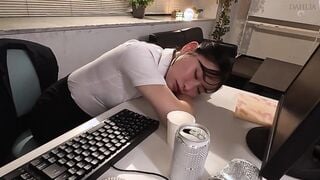 DLDSS-484 「ラッキー！飲んだら何も覚えてないって。」新婚OLのピチピチ肉厚タイトスーツを卑猥な着衣性交で無記憶NTR完遂！！ 三葉ちはる