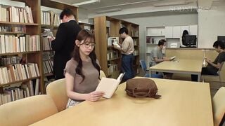 START-528 通学中に読書にふける文系女子大生が吊り革拘束立ちバックで膝ガク潮吹き お漏らししながらイク快感が忘れられず痴〇好みの女に… 一宮るい