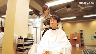 【モザイク破壊】JUL-946 「アナタだけの特別サービスですよ…？」 人妻美容師の誘惑 夫婦経営のヘアサロンで担当・すみれさんに中出しをせがまれ痴女られた僕。 黒川すみ