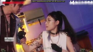 麻豆传媒MD-0367 被胁迫肉偿的刺青女学徒 父子联手操坏刺青师嫩穴 乔乔