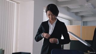 JUR-065 人妻秘書、汗と接吻に満ちた社長室中出し性交 超ハイスペックな『5度見』新人、’愛人秘書’へ就任ー。 結城花乃羽